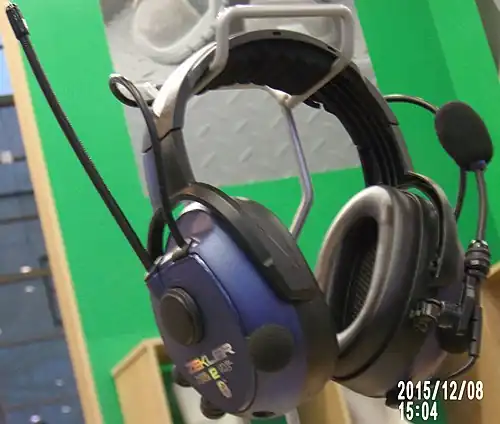 Радиосвязь наушников с активным шумоподавлением.