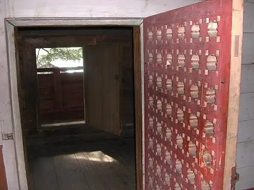 Дверь молельного помещения