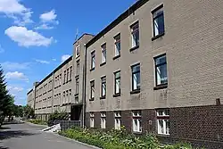 Бывшая казарма (ныне — библиотека)