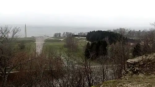 Общий вид на Мемориальный комплекс в Маарьямяэ с глинта