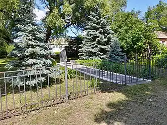 Аллея у памятника