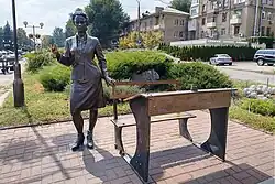 Памятник учительнице