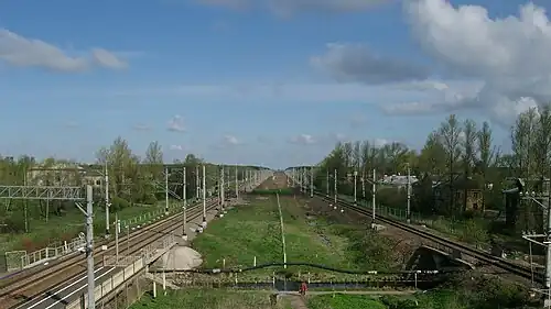 Вид с надземного перехода на северо-запад, в сторону платформы Поповка