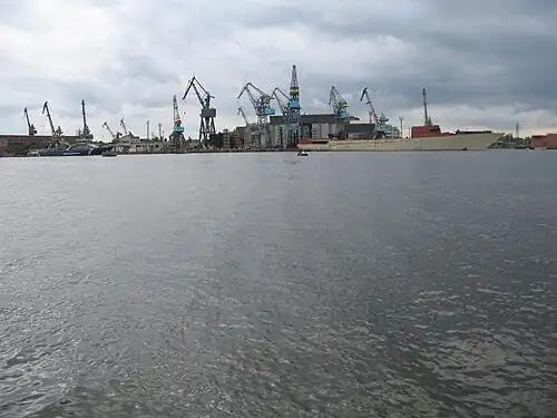 Недостроенный корпус «Тумана» (справа) у причала завода «Янтарь» в 2009 году