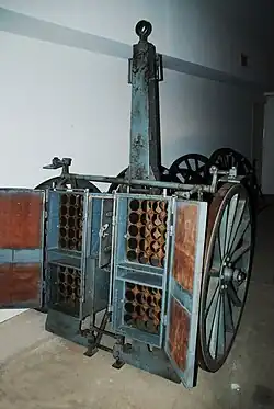 Зарядный ящик на передке в Верденском мемориале[англ.]