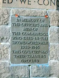 мемориальную доску на постаменте, 2009 год.