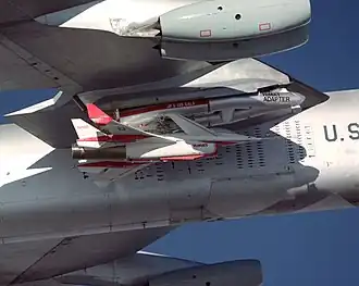 Rockwell HiMAT под крылом Balls 8