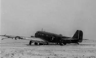 Повреждённый советскими танкистами немецкий самолёт на лётном поле под Калинином.