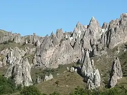 Острые скалы в г. Горис