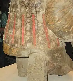 Терракотовые воины когда-то были покрашены. Сегодня лишь несколько статуй содержат небольшое количество краски. Обратите также внимание на детали подошвы у воина.