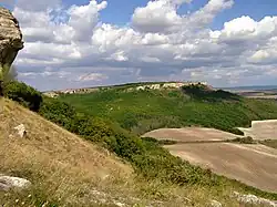 Куэсты Внутренней гряды Крымских гор в районе пещеры.