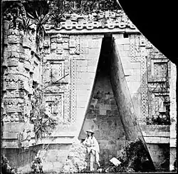 Элис в ушмальских руинах