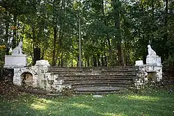 Белокаменная лестница в парке