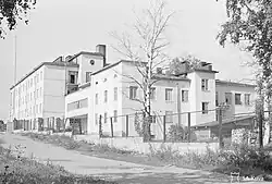 Больничный корпус учреждения сестёр милосердия с оградой