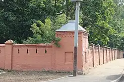 Кирпичная ограда (Сохранившаяся часть кирпичной ограды с угловой башней Бугровского старообрядческого скита)