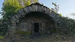 Погреб с валунным гротом