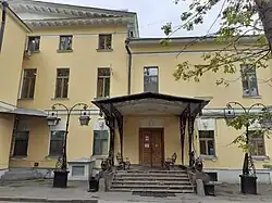 Грифоны (два) на крыльце главного входа