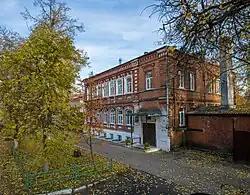 Дом Сыровых с кирпичными воротами