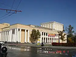 Здание, в котором в 1917 году состоялся III съезд Советов Дальнего Востока, провозгласивший Советскую власть на Дальнем Востоке и размещался городской совет рабочих и солдатских депутатов