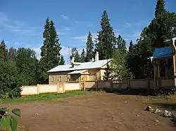 Келейный корпус у дороги