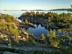 Залив и скалы