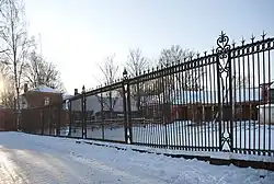 Ограда с воротами вокруг главной конюшни