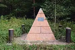 Памятник на месте первого завода Акинфия Демидова. Гранитный обелиск с надписью «Прежде бывший Колыванский завод, устрояемый в 1725 г. заводчиком Демидовым»