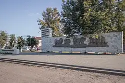 Площадь Революции, где в 1905 и 1917 годах проходили митинги и демонстрации. Здесь в 1915 году была расстреляна антивоенная демонстрация рабочих и захоронены тела убитых