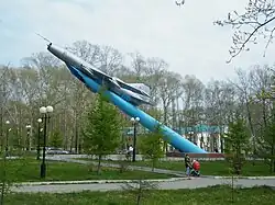 Истребитель СУ-7Б, установленный в честь дальневосточных летчиков