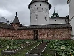 Северная стена Митрополичьего сада