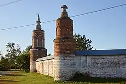 Ограда с тремя башнями