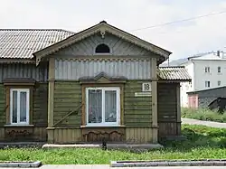 Жилой дом с хозяйственными постройками