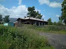 Жилой дом с хозяйственными постройками