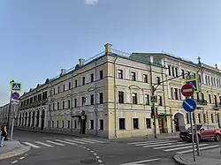 Доходный дом с торговыми лавками