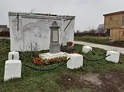 Стена, у которой были расстреляны красногвардейцы