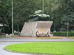 Танк, установленный в честь воинов-танкистов, сражавшихся на Киришской земле в 1941 и 1943 гг.