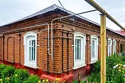 Жилой дом в одной связи с хозяйственной постройкой