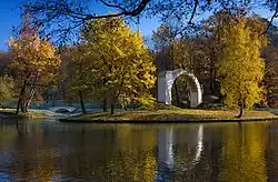 Арка на острове Верхнего пруда («Русалкины ворота»)