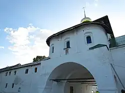 Жилой корпус с надвратной церковью апостолов Петра и Павла