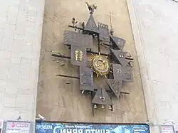 Декоративные часы из металла с движущимися элементами на фасаде Центрального государственного театра кукол