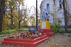 Братская могила советских воинов, погибших в борьбе с фашистами