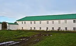 Восточный келейный корпус с вратами