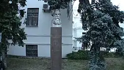 Памятник учёному-биологу, академику императорской Санкт-Петербургской АН (с 1890), основателю и первому директору Севастопольской биостанции (1892) и морского аквариума (1897) А.О. Ковалевскому