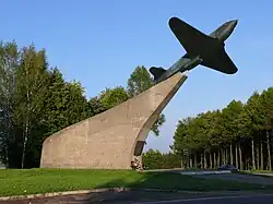 Памятный знак «Истребитель ЯК-3», установленный в честь защитников неба Москвы от фашистских захватчиков в 1941 году